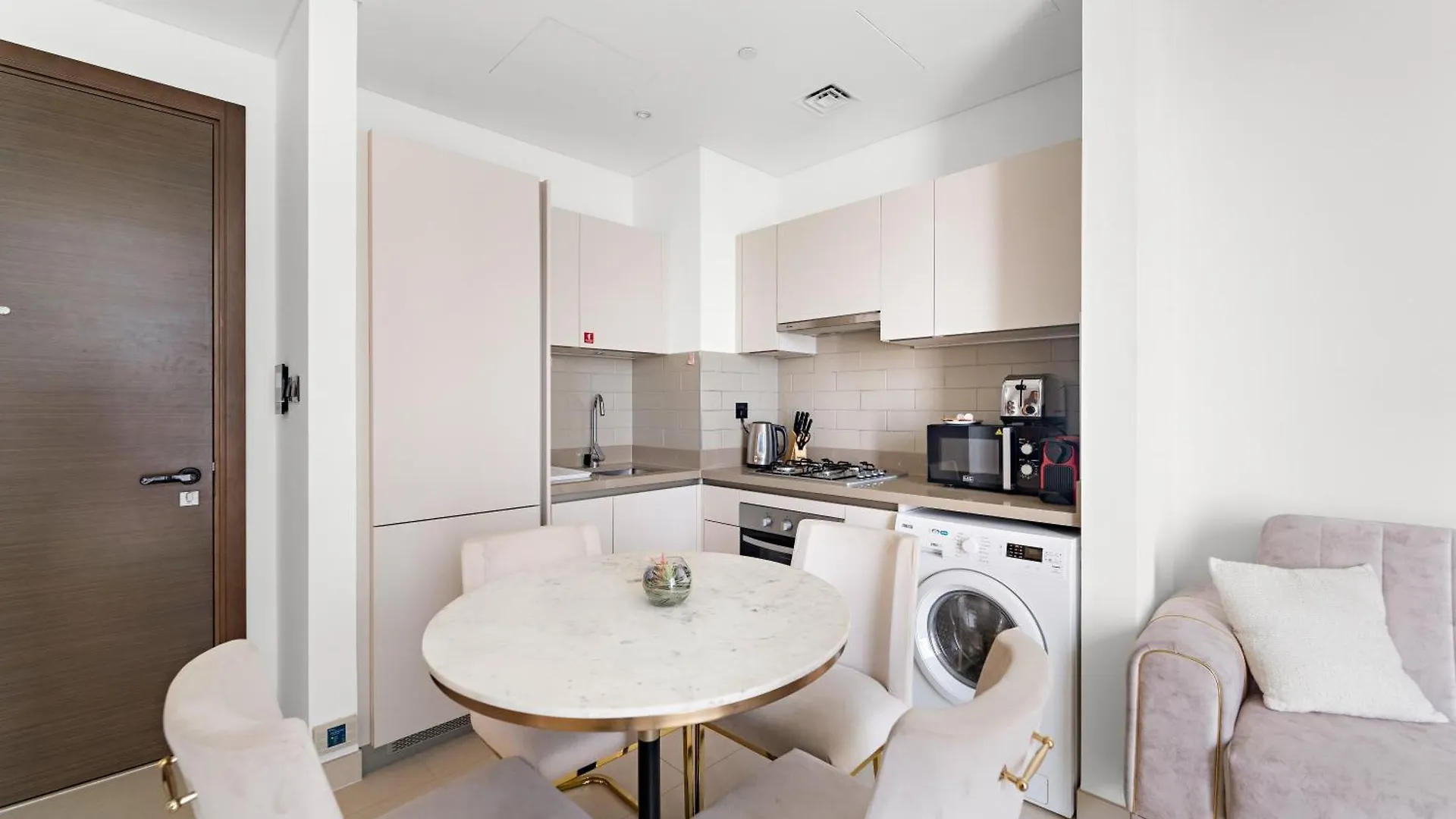 Perfect 1 Bedroom For Family Stay - Close To Downtown Dubai Apartment